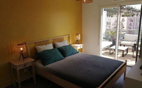Indigo Bay: Møbel, Ejendom, Komfort, Bord, Træ, Belysning, Pude, Indretning, Bed Frame, Plante