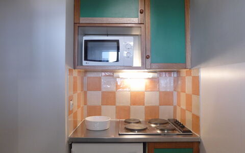 Chamonix 600: Ejendom, Værelse, Cabinetry, Møbel, Køkken, Større Bandage, Countertop, Husholdningsapparat, Komfur, Hus