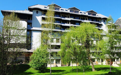 Chamonix 600: Himmel, Plante, Bygning, Ejendom, Grøn, Træ, Land Lot, Højhus, Urban Design, Ejerlejlighed