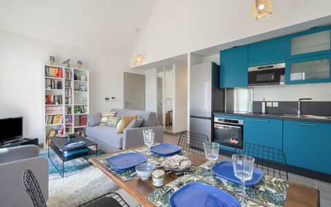 Quiberon 183: Bord, Møbel, Ejendom, Couch, Hylde, Bygning, Azure, Cabinetry, Blå, Stol
