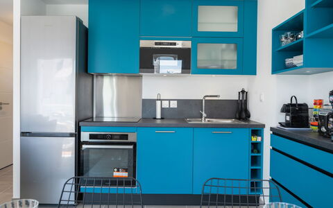 Quiberon 183: Cabinetry, Blå, Køkken Apparat, Countertop, Komfur, Bygning, Køkken, Husholdningsapparat, Håndvask, Line