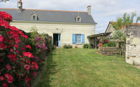Les Landes du Chinonais: Himmel, Plante, Sky, Blomst, Vindue, Bygning, Hus, Naturlige Landskab, Sommerhus, Busk