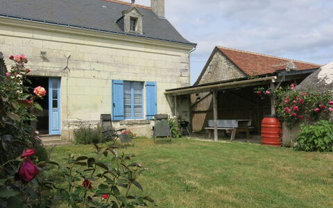 Les Landes du Chinonais: Plante, Blomst, Himmel, Bygning, Ejendom, Sky, Vindue, Blomsterkrukke, Hus, Sommerhus