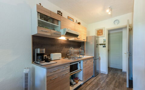 L'Eau Blanche: Cabinetry, Møbel, Ejendom, Countertop, Bygning, Skuffe, Træ, Køkken Apparat, Køkken, Indretning