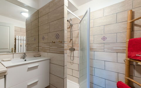 L'Eau Blanche: Bygning, Badeværelsesskab, Cabinetry, Sanitærarmatur, Indretning, Badeværelse, Arkitektur, Hus, Etage