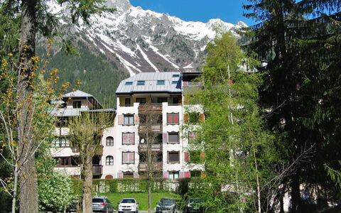 Chamonix 630: Bygning, Himmel, Plante, Bjerg, Ejendom, Træ, Vindue, Naturlige Landskab, Bil, Biome
