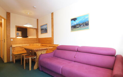 Chamonix 630: Møbel, Couch, Spejl, Komfort, Bygning, Television, Belysning, Indretning, Studio Couch, Stue