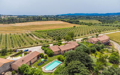 Pitigliano 890: Himmel, Bjerg, Daytime, Bygning, Plante, Naturlige Landskab, Hus, Vegetationen, Highland, Træ