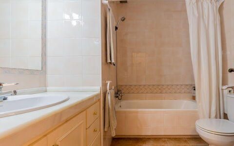 Torredembarra 109: Badekar, Sanitærarmatur, Tap, Badeværelsesskab, Shower Rod, Brusehoved, Badeværelse, Bruser, Bygning