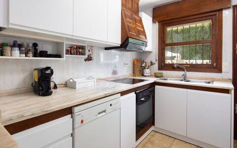 Villa Jolanda: Cabinetry, Countertop, Køkkenvask, Håndvask, Ejendom, Komfur, Køkken Apparat, Køkken, Vindue, Tap