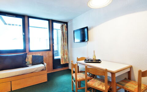 Chamonix 670: Møbel, Ejendom, Bord, Vindue, Azure, Stol, Træ, Gulvbelægning, Etage, Couch