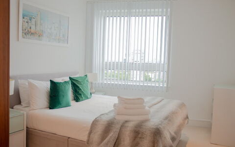 Lincoln Court: Ejendom, Møbel, Vindue, Window Blind, Komfort, Træ, Skygge, Indretning, Textile, Pude