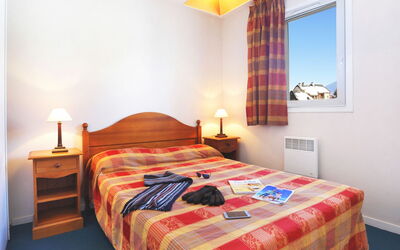 Le Royal Peyragudes 600.2: Møbel, Ejendom, Komfort, Bygning, Træ, Textile, Belysning, Skygge, Orange, Bed Frame