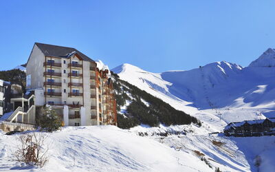 Le Royal Peyragudes 600.1: Himmel, Bygning, Sne, Bjerg, Hældning, Vindue, Bjergrige Landskabsformer, Plante, Hus, Glacial Landskabsform