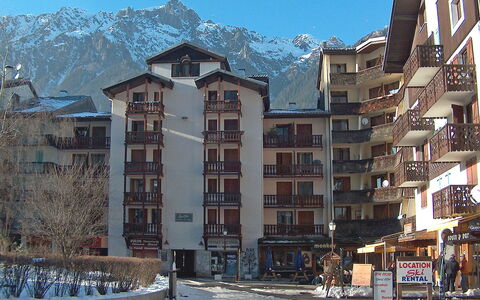 Chamonix 680: Himmel, Daytime, Bygning, Ejendom, Vindue, Sne, Urban Design, Bjerg, Boligområde, Kvarter