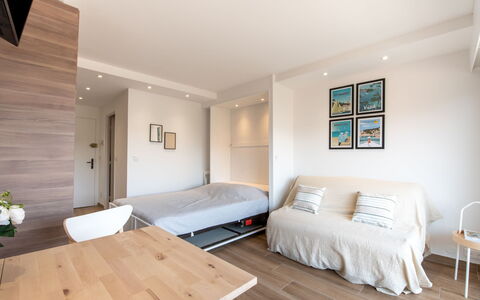 Les Pradels: Bygning, Møbel, Ejendom, Komfort, Vindue, Træ, Skygge, Bed Frame, Bord
