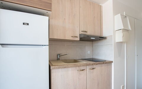 Les Pradels: Bygning, Cabinetry, Ejendom, Køkkenvask, Countertop, Køkken Apparat, Komfur, Træ, Håndvask, Husholdningsapparat