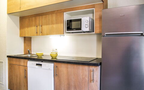 Gentiane: Countertop, Køkken, Cabinetry, Værelse, Møbel, Ejendom, Gul, Indretning, Komfur, Hus