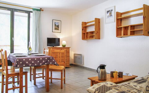 Gentiane: Møbel, Ejendom, Bord, Billedramme, Træ, Indretning, Gulvbelægning, Etage, Cabinetry, Stue