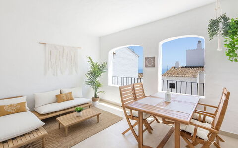 Puerto Banus Opq: Bord, Møbel, Plante, Bygning, Stueplante, Vindue, Stol, Træ, Couch, Skygge
