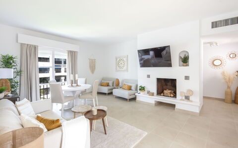 Puerto Banus Opq: Sky, Himmel, Vand, Bjerg, Bygning, Highland, Træ, Krop Af Vand, Vindue, Sø