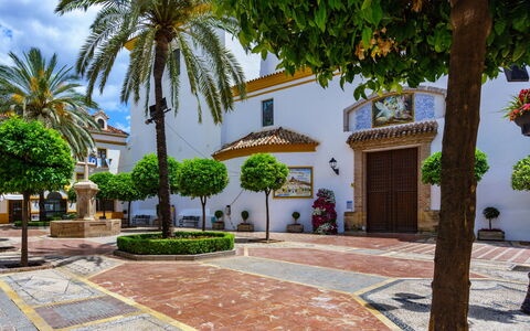 Puerto Banus Opq: Plante, Ejendom, Himmel, Azure, Træ, Bygning, Vejbelægning, Sky, Urban Design, Kvarter