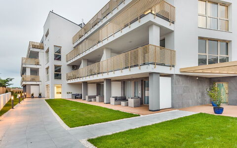 Gea Eco: Sky, Himmel, Vand, Bjerg, Bygning, Highland, Træ, Krop Af Vand, Vindue, Sø