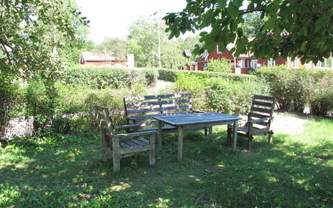 Stegeborg Sjöstugan: Plante, Bord, Plantesamfund, Træ, Naturlige Landskab, Skygge, Udendørs Møbler, Udendørs Bord, Vegetationen, Land Lot