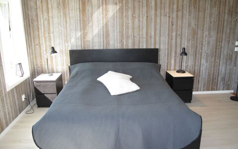 Stegeborg Sjöstugan: Bygning, Møbel, Komfort, Bed Frame, Pude, Seng, Textile, Træ, Hus, Bord
