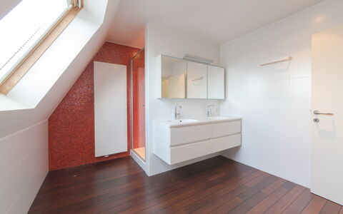 Alaska Beach with Terrace: Ejendom, Cabinetry, Komfort, Indretning, Træ, Bygning, Tap, Hal, Etage