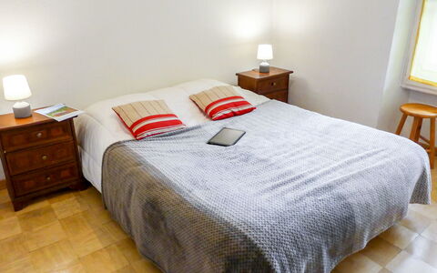L'Univers: Møbel, Komfort, Bygning, Træ, Pude, Belysning, Bed Frame, Seng, Indretning, Etage