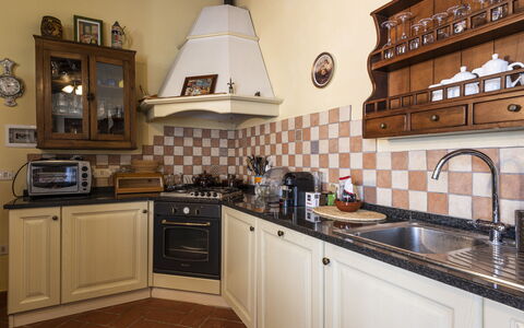 Villa Cevoli: Countertop, Cabinetry, Ejendom, Køkkenvask, Håndvask, Komfur, Køkken Apparat, Køkken, Tap, Træ