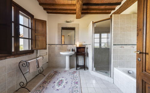 Villa Cevoli: Vindue, Bygning, Dør, Sanitærarmatur, Træ, Badeværelse, Indretning, Gulvbelægning, Etage