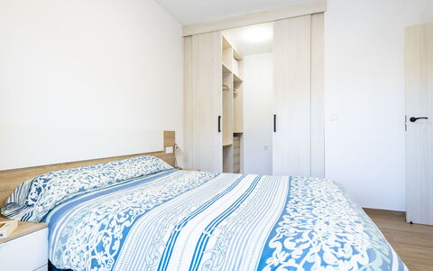 Orion: Møbel, Bygning, Ejendom, Komfort, Azure, Dør, Bed Frame, Textile, Hus