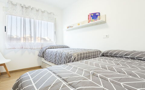 Orion: Møbel, Komfort, Vindue, Bygning, Træ, Indretning, Skygge, Bed Frame, Hus