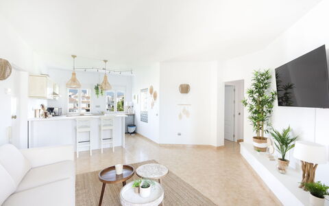 Puerto Banus Opq: Plante, Møbel, Bord, Stueplante, Couch, Træ, Blomsterkrukke, Stue, Indretning, Gulvbelægning