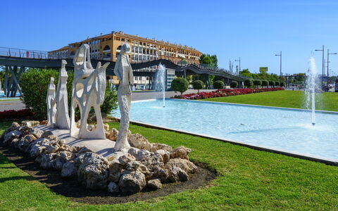 Puerto Banus Opq: Himmel, Vand, Plante, Træ, Fritid, Græs, Landskab, Urban Design, Skulptur, Kunst