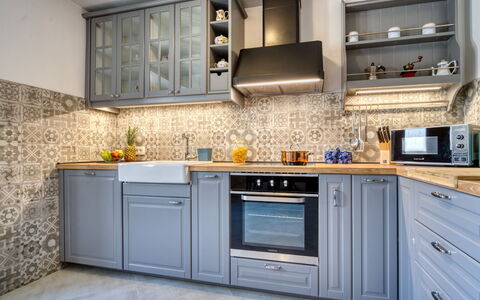 Rika: Countertop, Cabinetry, Bygning, Ejendom, Møbel, Komfur, Tap, Køkken, Skuffe, Træ