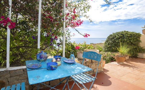 Calpe Calp 1117: Sky, Himmel, Bord, Plante, Møbel, Stol, Bordservice, Bygning, Azure, Blomsterkrukke