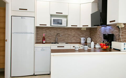 Calpe Calp 1117: Cabinetry, Ejendom, Tap, Countertop, Håndvask, Køkken Apparat, Træ, Køkken, Indretning, Hus