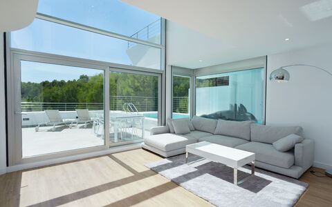 Kristina: Couch, Møbel, Bord, Skygge, Bygning, Vindue, Komfort, Studio Couch, Stue, Indretning