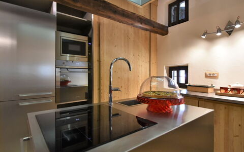 Baita Barin: Cabinetry, Countertop, Møbel, Ejendom, Tap, Håndvask, Køkkenvask, Køkken Apparat, Køkken, Komfur