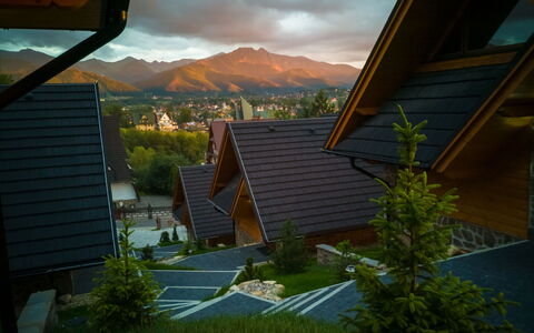 Zakopane 460: Sky, Bygning, Plante, Himmel, Ejendom, Blad, Bjerg, Hus, Træ, Skygge