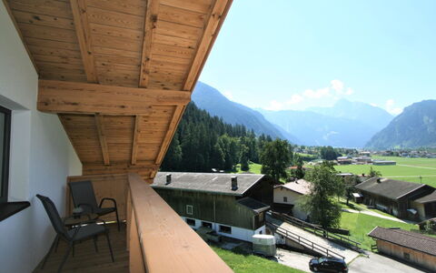 Mayrhofen 350: Himmel, Bygning, Bjerg, Plante, Sky, Veranda, Arkitektur, Træ, Skygge, Træ