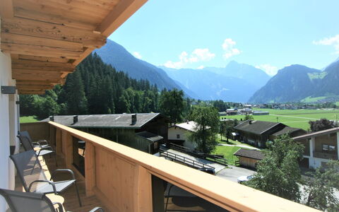 Mayrhofen 350: Himmel, Ejendom, Bygning, Sky, Bjerg, Træ, Træ, Skygge, Plante, Tag
