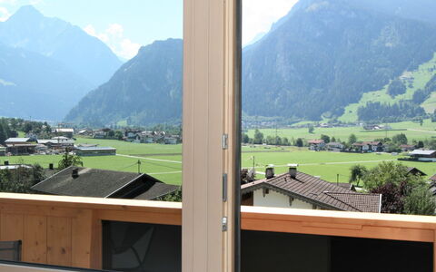 Mayrhofen 350: Himmel, Sky, Daytime, Vindue, Ejendom, Bygning, Bjerg, Økoregion, Plante, Skygge
