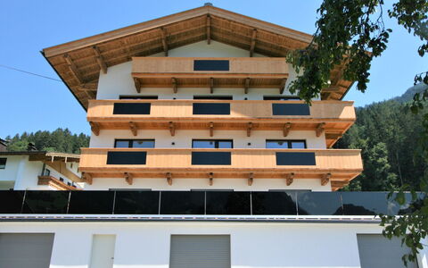 Mayrhofen 350: Himmel, Bygning, Ejendom, Vindue, Træ, Skygge, Træ, Urban Design, Ejerlejlighed, Hus