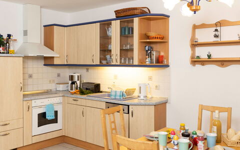 Enikö: Møbel, Køkken, Træ, Indretning, Køkken Apparat, Countertop, Cabinetry, Belysning, Gulvbelægning, Større Bandage
