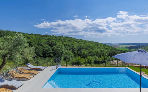 Villa Bella: Vand, Himmel, Sky, Ejendom, Svømmepøl, Blå, Azure, Bygning, Udendørs Møbler, Rektangel