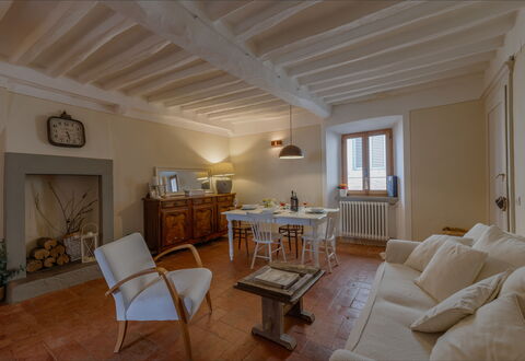 Appartamento Mancini: Møbel, Billedramme, Bord, Bygning, Træ, Vindue, Couch, Stueplante, Indretning, Gulvbelægning